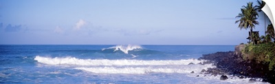 Hawaii, Waimea Bay, breaking waves