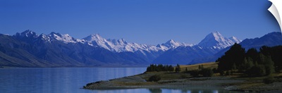 Lake in front of a mountain range, Lake Pukaki, Mt Cook, Southern Alps, New Zealand
