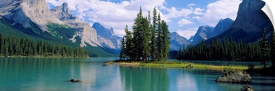 Lake surrounded by mountains, Banff National Park, Alberta, Canada