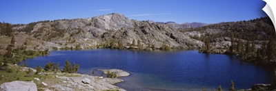 Lake surrounded by rocks, Thousand Island Lake, Ansel Adams Wilderness, Californian Sierra Nevada, California