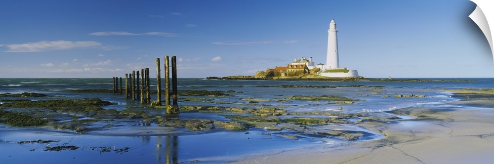 Lighthouse on island, St. Mary's Lighthouse, St Mary's Island, Whitley Bay, Northumberland, England