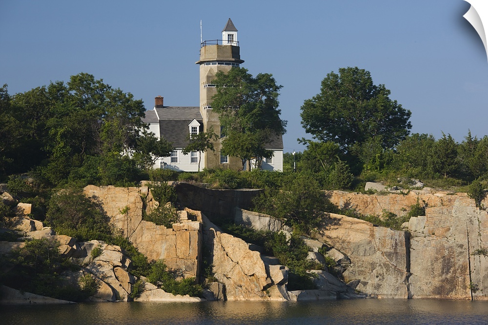 USA, Massachusetts, Cape Ann, Rockport, Halibut Point State Park, WW2 submarine lookout tower and old granite quarry