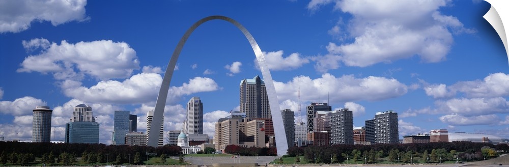 Panoramic skyline of St. Louis, Missouri featuring in the center the Gateway Arch.