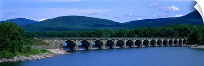 New York, Catskills, Ashokan Reservoir and bridge
