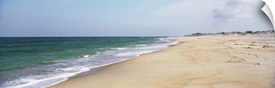North Carolina, Cape Hatteras, Waves crashing on the beach