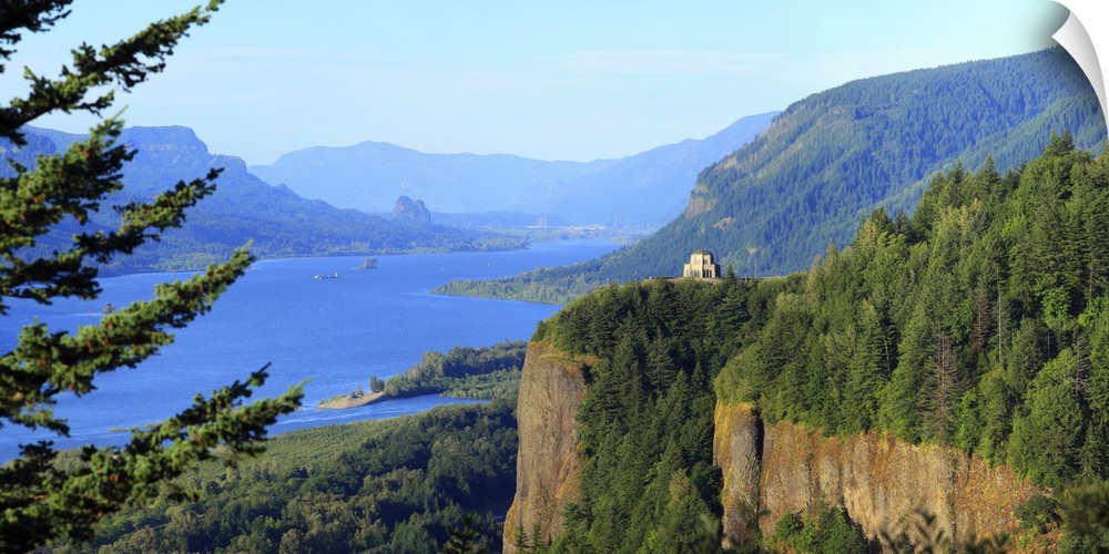 Observatory at a hill,Crown Point, Columbia River Gorge, Multnomah County, Oregon