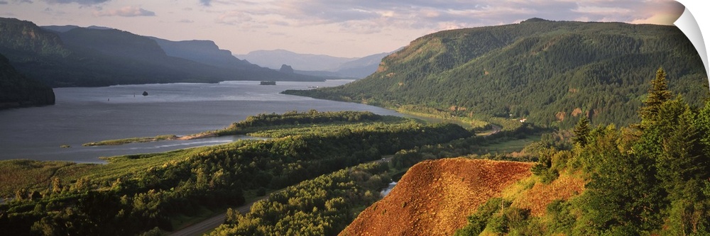 Oregon, Columbia River Gorge, River flowing through the valley