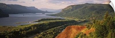 Oregon, Columbia River Gorge, River flowing through the valley