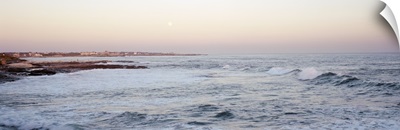 Rhode Island, Atlantic Ocean, Newort Brenton Point, Moonrise over the sea