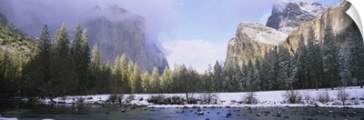 River through a snow covered landscape, El Capitan, Californian Sierra Nevada, Cathedral Rocks, Merced River, Yosemite National Park, Mariposa County, California