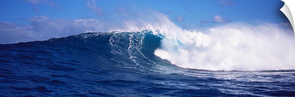 Rough waves in the sea, Tahiti, French Polynesia