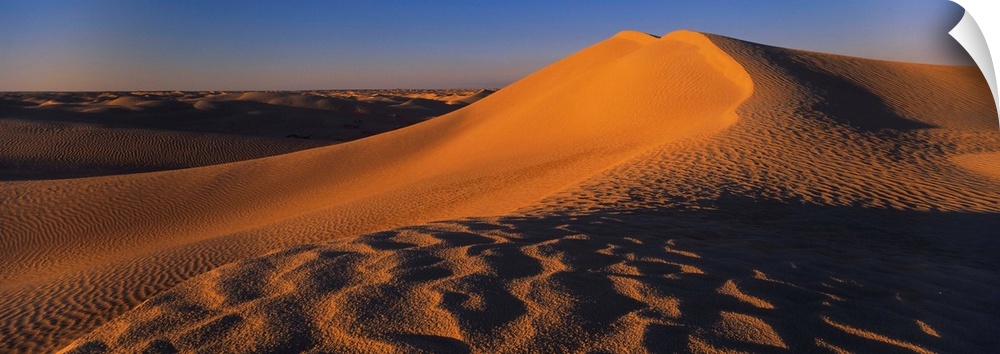 Crest of a sand dune, Douz area, Tunisia