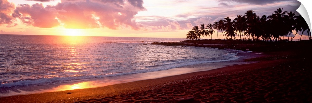 Sea at sunset, Honomalino Beach, Hawaii, USA