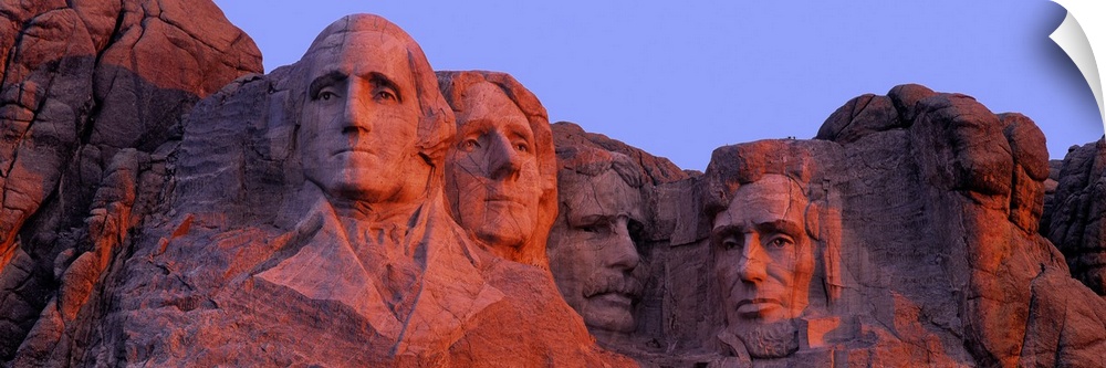 Panoramic sculpture of Mount Rushmore which features presidents Washington, Jefferson, Lincoln and T. Roosevelt.