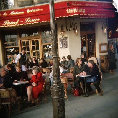 Tourists sitting at a sidewalk cafe, Bistrot Ile St Louis, Paris, France