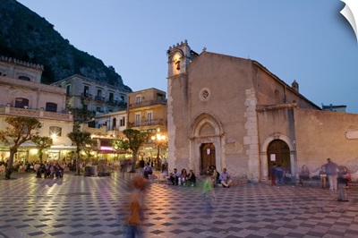 Town square lit up at dusk, Piazza IX Aprile, Taormina, Sicily, Italy