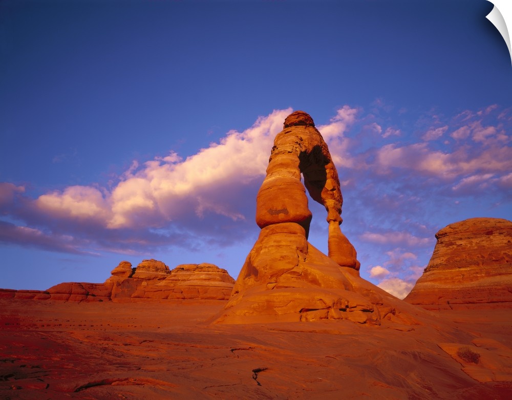 Image of the red rock arch formations in the Utah desert beneath a clear sky.