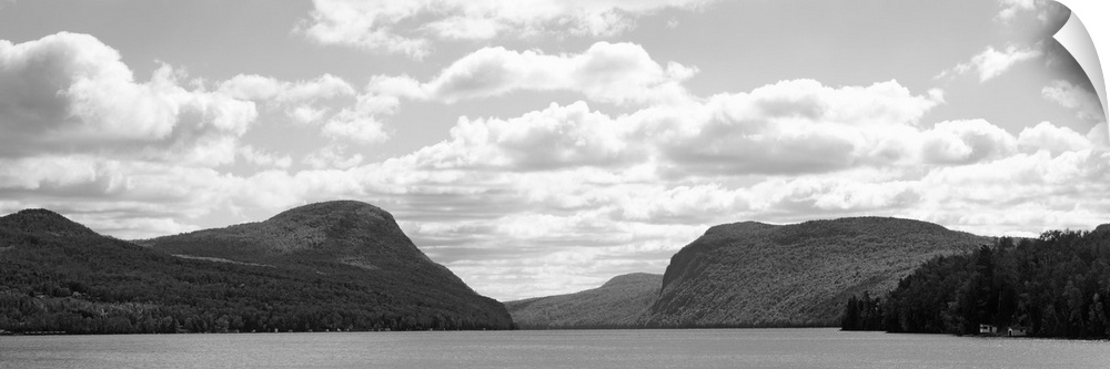 Vermont, Mountain range along the Lake Willoughby