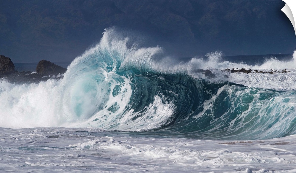 Waves in Pacific Ocean, Hawaii, USA
