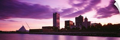 Wisconsin, Milwaukee, Milwaukee Art Museum at dusk