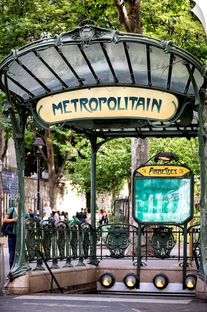 A photograph of the famous Parisian Metropolitain sign.