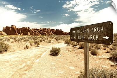 Broken Arch Sign, Utah