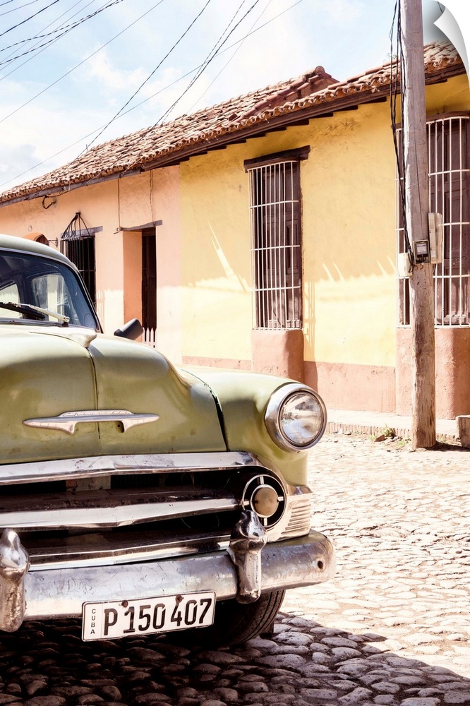 Photograph of the front side of an old Chevy in the streets of Havana.