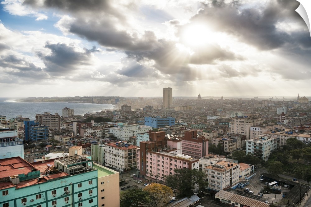 Photograph of the sun beaming through the clouds of the city of Havana.