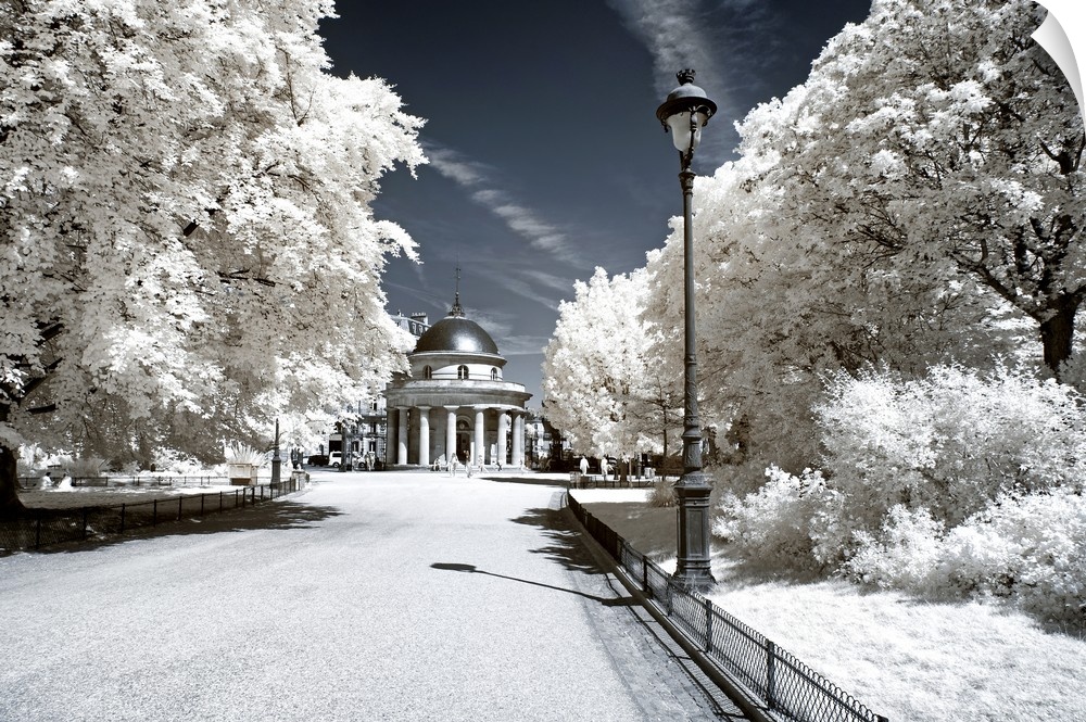 A view of Parc Monceau in Paris, made in infrared mode in summer. The vegetation is white and rendering of the sky is deep...