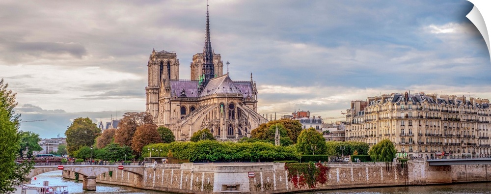 Panoramic photograph of the backside of Notre Dame.