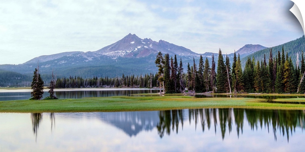 View of Broken Top peak near Sparks Lake in Deschutes National Forest in Oregon.