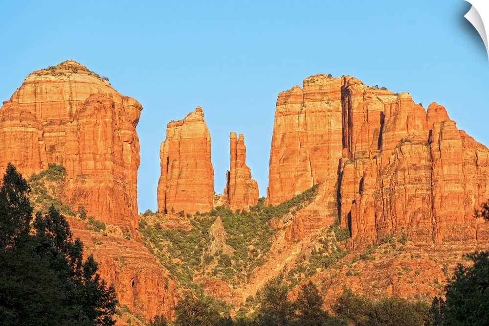 Landscape phonograph of the well known Cathedral Rock in Sedona, AZ.