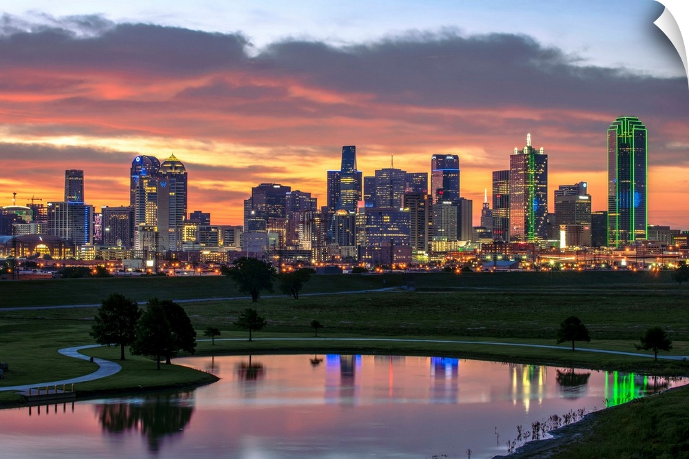 A horizontal image of the Dallas, Texas city skyline at sunset