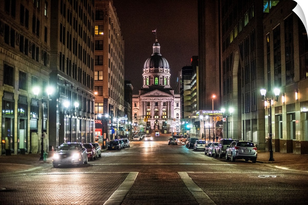 Photo of the Indiana State House at night.