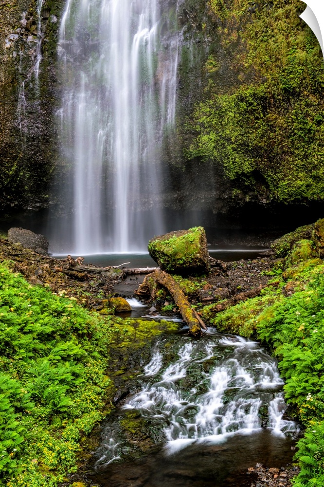 View of Multnomah Falls in Portland, Oregon.