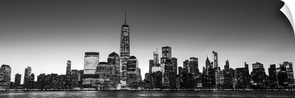 Panoramic view of the New York City skyline with the One World Trade Center tower, at night.