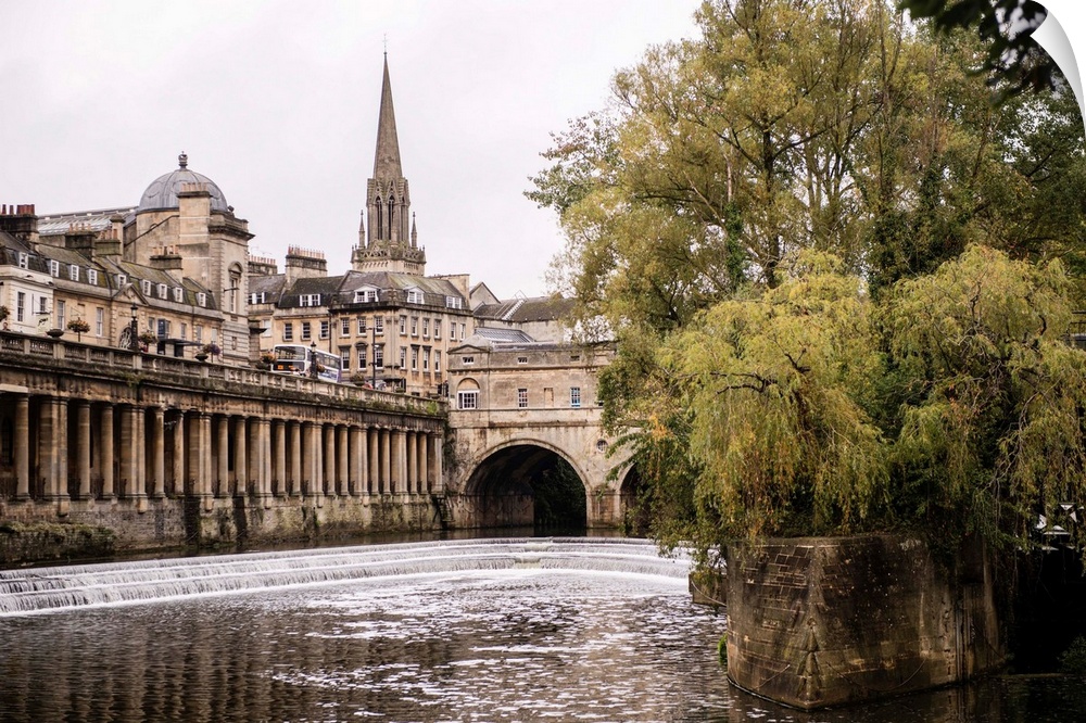 Beautiful photograph of Bath's Pulteney Bridge and weir on an overcast day in England.
