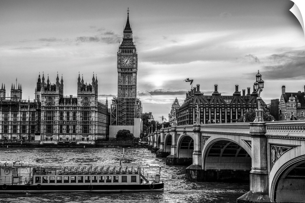 Photograph of a river boat on the River Thames about to go under the Westminster Bridge with Big Ben in the background.
