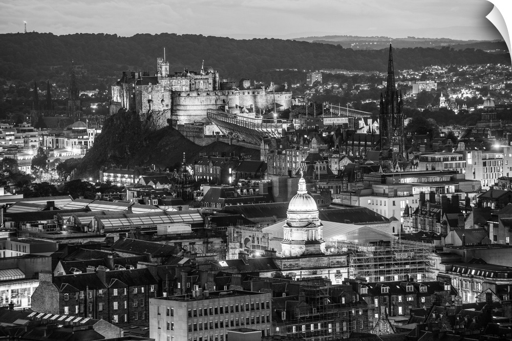 Black and white aerial photograph of the city of Edinburgh with the Edinburgh Castle standing out.