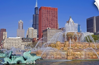 Buckingham Fountain in Grant Park with Sears Tower, Chicago, Illinois, USA