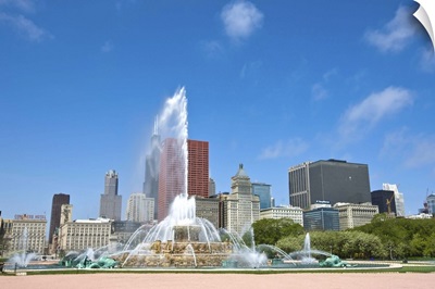 Buckingham Fountain in Grant Park with skyline beyond, Chicago, Illinois, USA