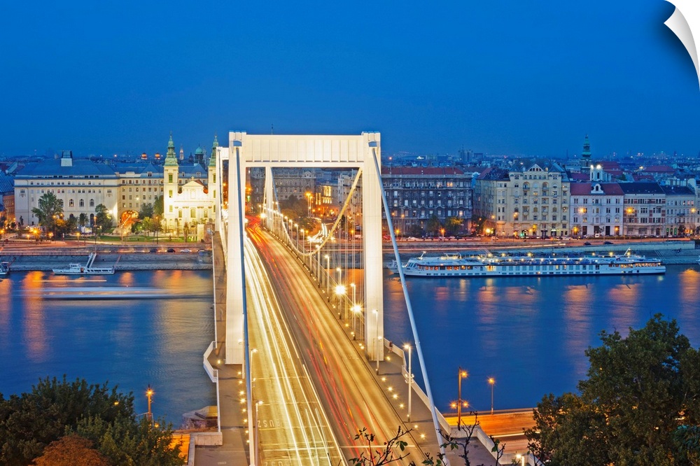 Elizabeth Bridge, Banks of the Danube, UNESCO World Heritage Site, Budapest, Hungary, Europe.
