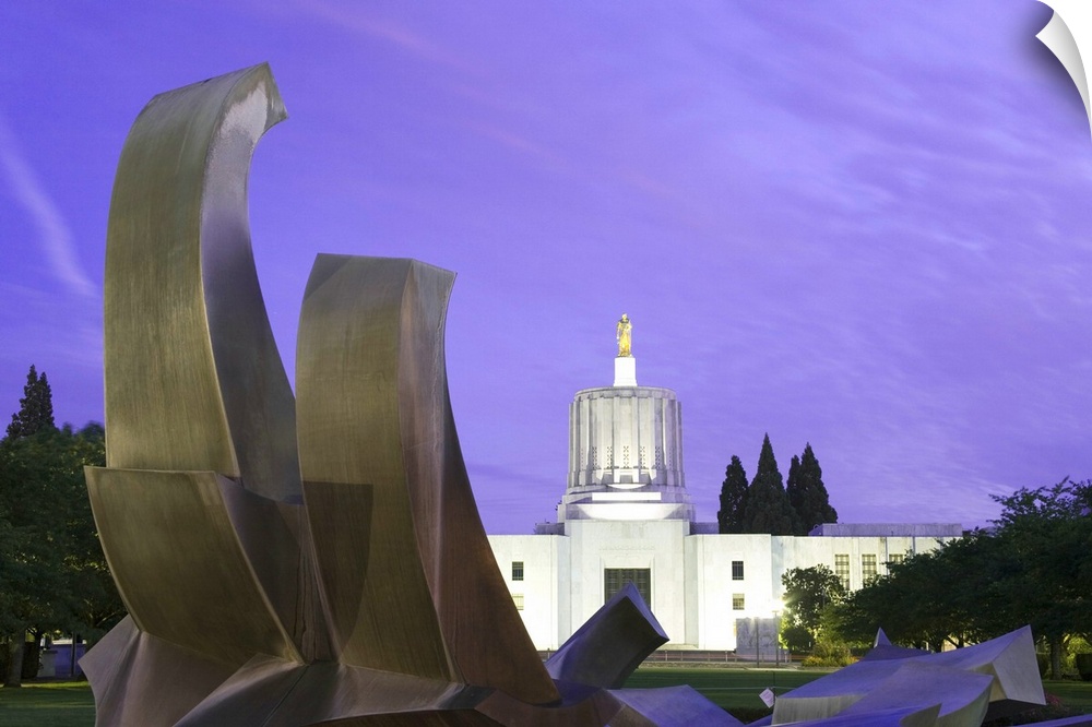 Fountain and State Capitol building in Salem, Oregon