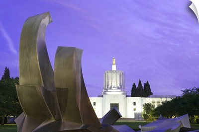 Fountain and State Capitol building in Salem, Oregon