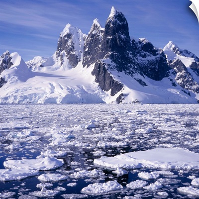 Iceflow off the rugged west coast of the Antartic Peninsula, Antarctica