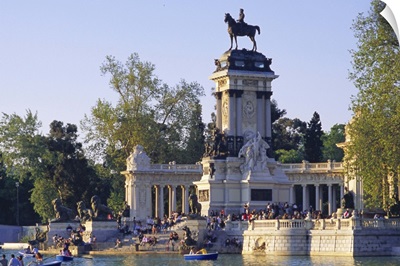 Lake and monument at park, Parque del Buen Retiro, Retiro, Madrid, Spain