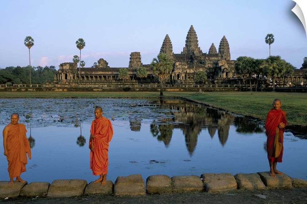 Monks in saffron robes, Angkor Wat, UNESCO World Heritage Site, Siem Reap, Cambodia, Indochina, Southeast Asia, Asia