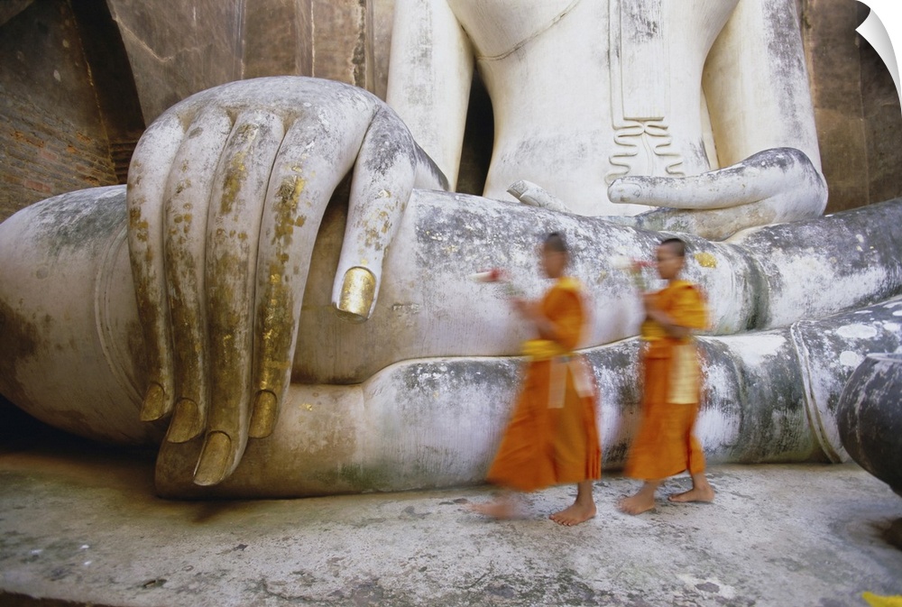 Novice monks and Phra Atchana Buddha statue, Wat Si Chum, Sukhothai, UNESCO World Heritage Site, Sukhothai Province, Thail...