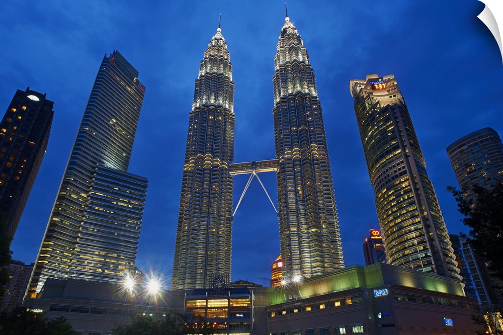 Petronas Towers, KLCC (Kuala Lumpur City Center), Kuala Lumpur, Malaysia, Southeast Asia, Asia.