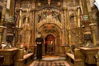 Priest at the tomb of Jesus Christ, Church of the Holy Sepulchre, Jerusalem, Israel